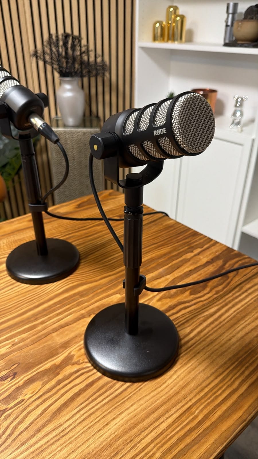 Microphone podcast RØDE sur la table du studio